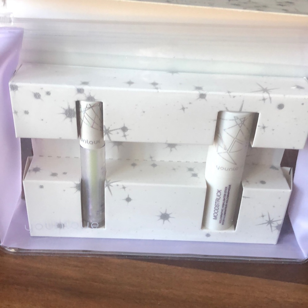 Holographic highlighter stick and lip gloss